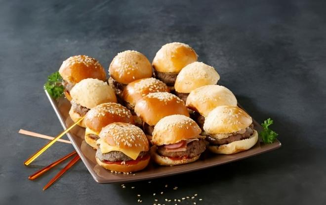 Plateau de mini-chesseburgers